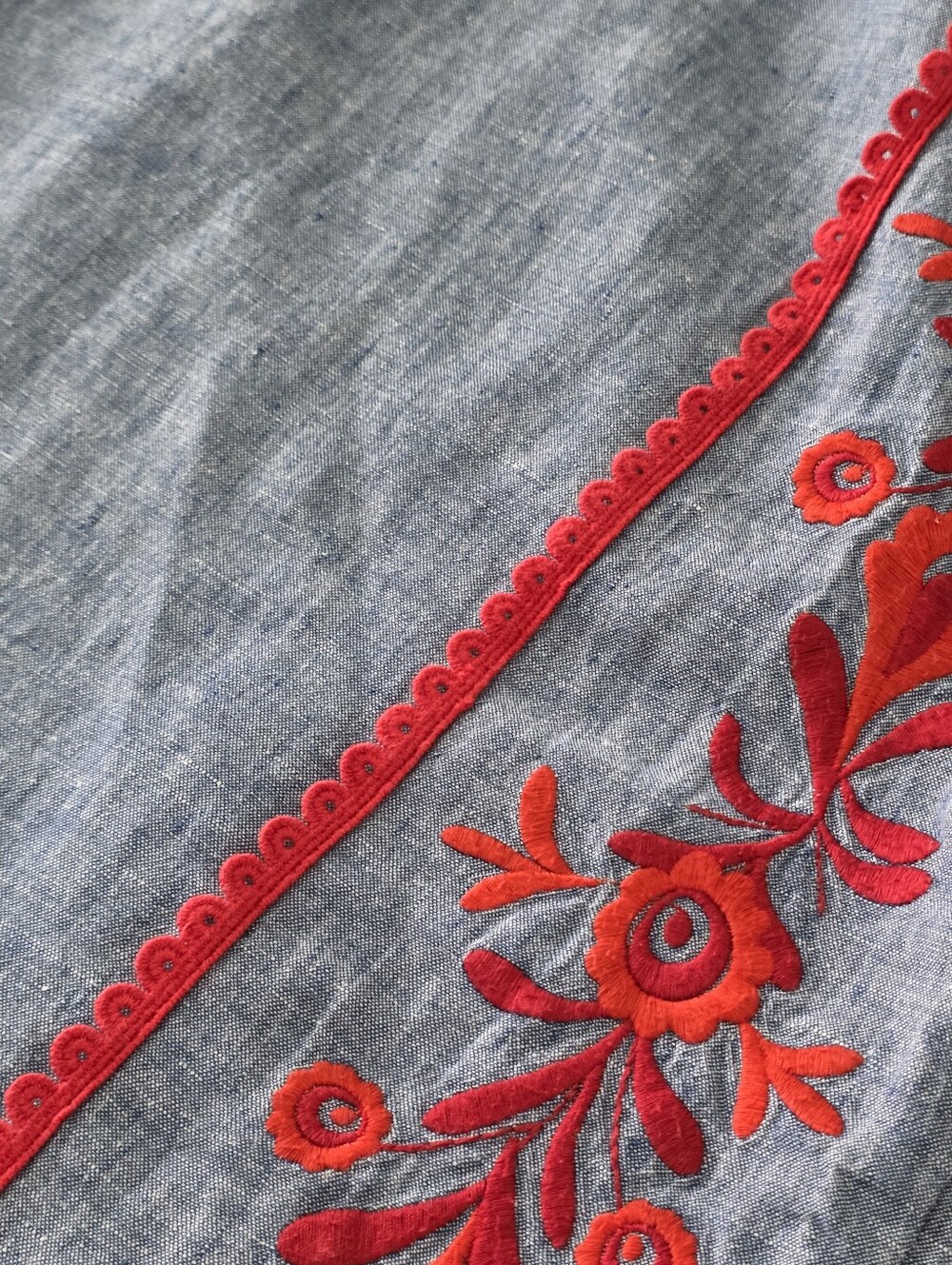 Boden Chambrey Linen Blue Embroidered Shift Dress with Red Floral Accents US 4 - Picture 15 of 16
